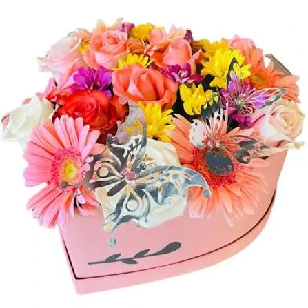 Caja corazon rosado con flores rosas y mariposas